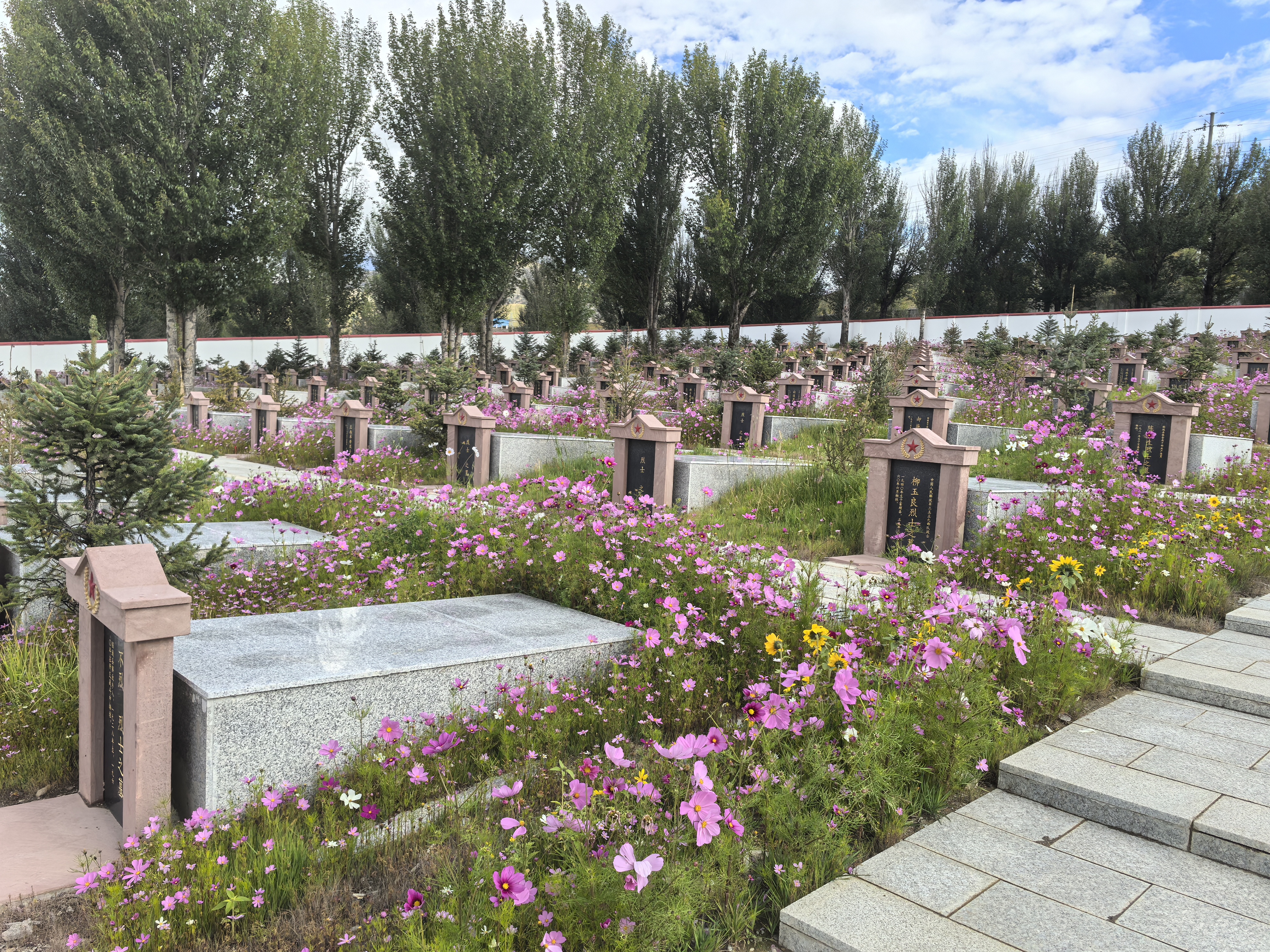 捐資800萬(wàn)，修繕改建稻城烈士陵園